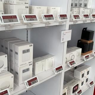 مشبك عمودي لتسمية الرف الرقمي لسطح مستو